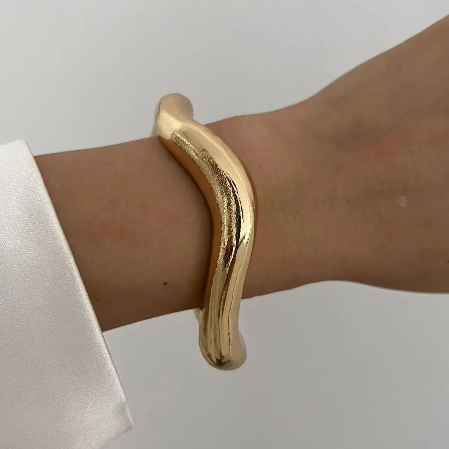 Bold Retro Cuff Bracelets – Luxury Statement Jewelry
